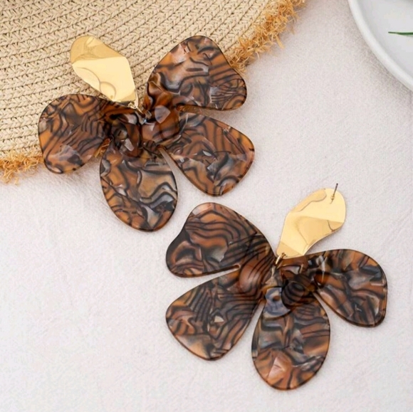 Acrylic Flower NWT Statement Earrings - Picture 3 of 5